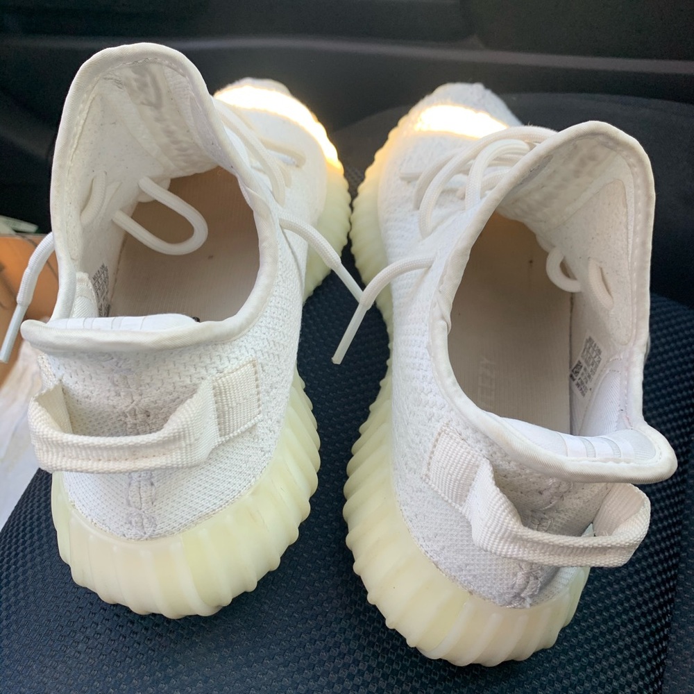 Yeezys size mens 8.. womens 9.5